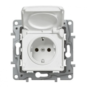 Priză simplă cu capac cu protecție copii Legrand Niloe fără ramă 16A 250V albă